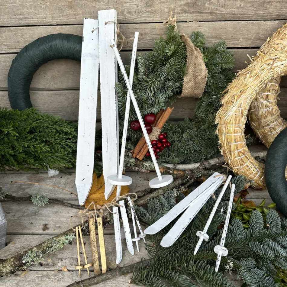 Skidor och stavar. vit. 20 cm