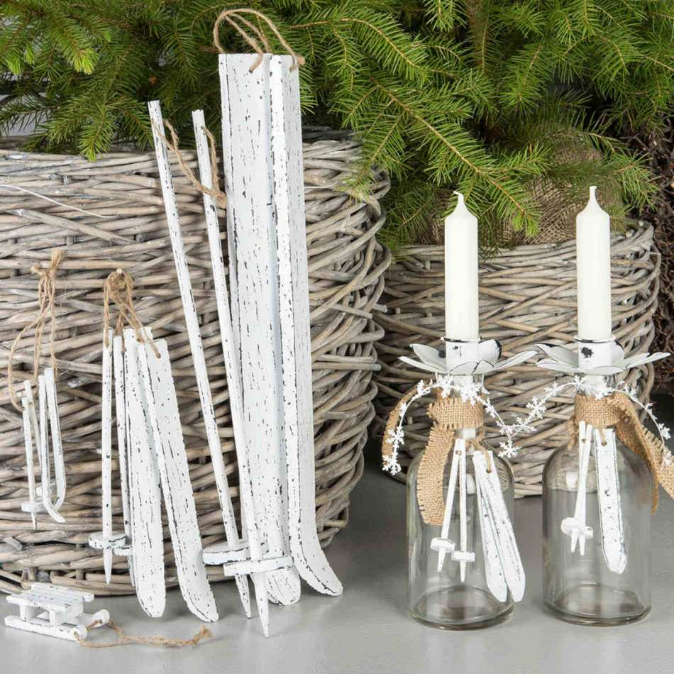 Skidor och stavar. vit. 20 cm