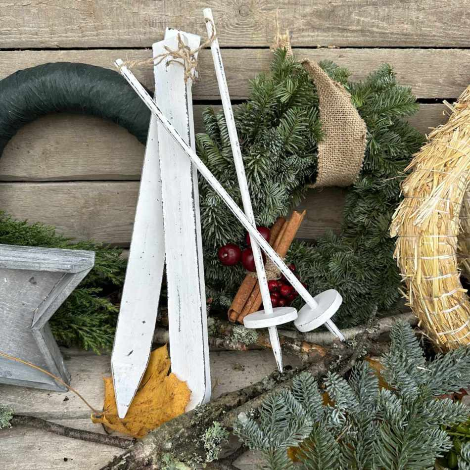 Skidor och stavar. vit. ca 40 cm 