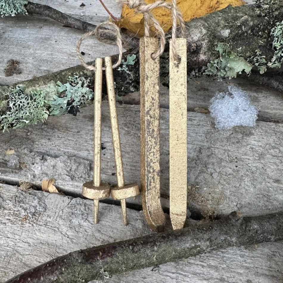 Skidor och stavar. 7 cm, Guldfärgade