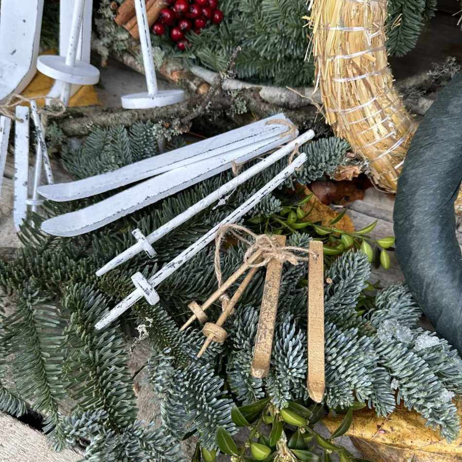 Skidor och stavar. 7 cm, Guldfärgade