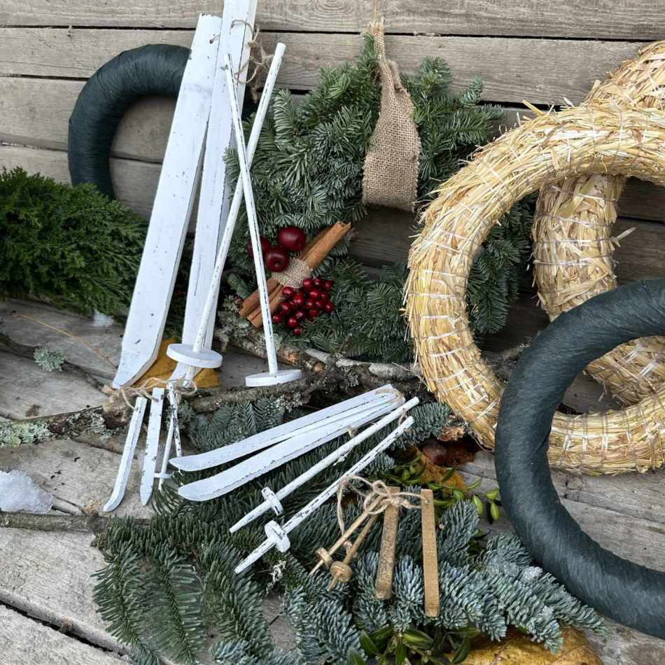 Skidor och stavar. 7 cm, Guldfärgade