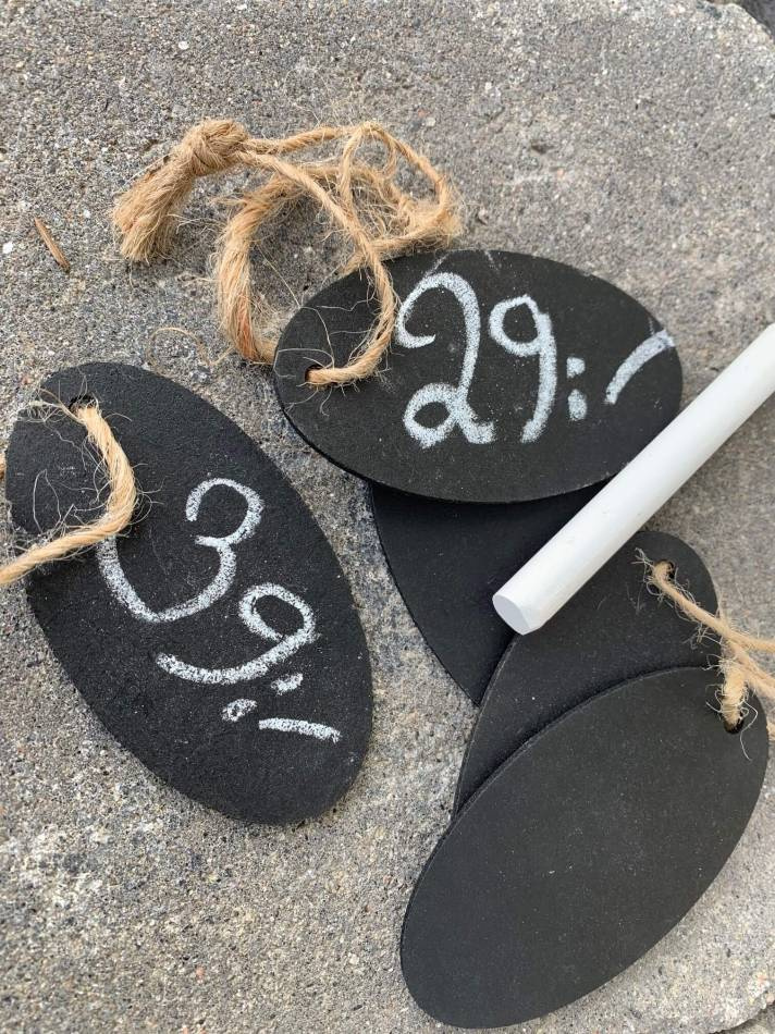 Krittavlor / etiketter med kalkkritor. 