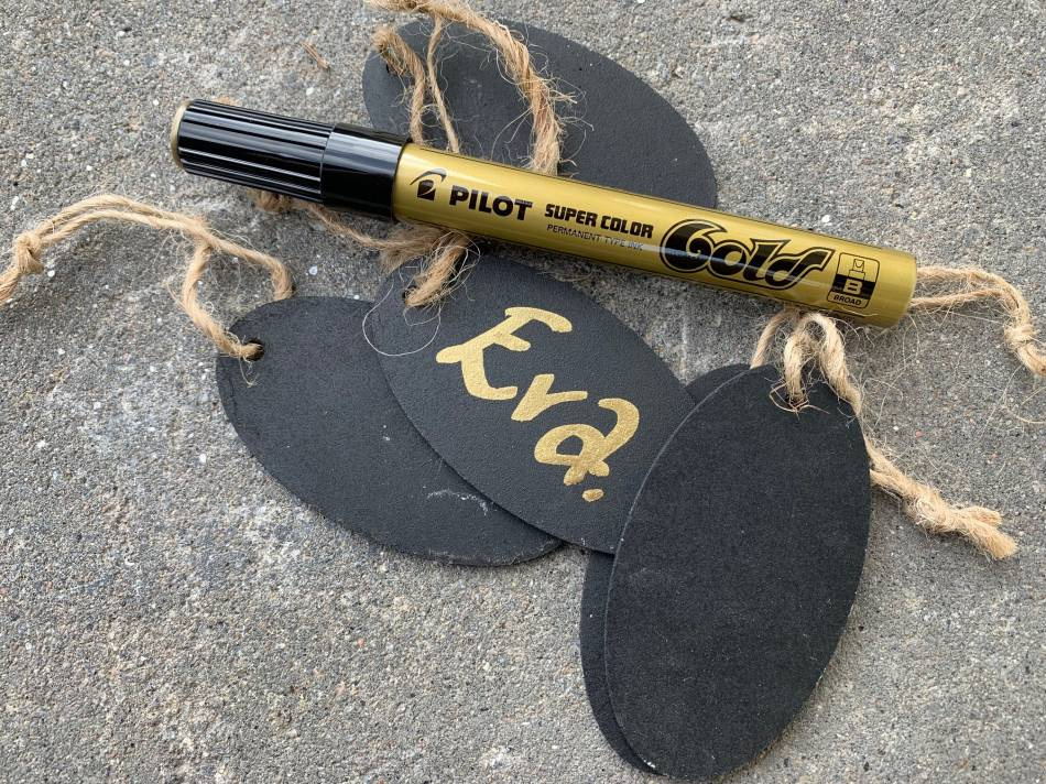 Krittavlor / etiketter med kalkkritor. 