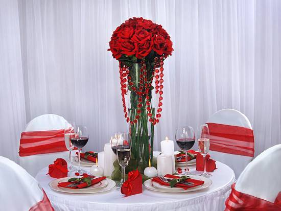 1 m lång girlang med röda kristaller