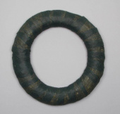Halmstomme med grön kranspapp, 42 cm