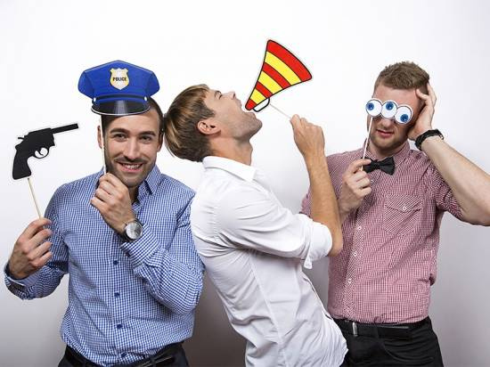 Polisdetaljer på pinne ca 23,5 x 27,5 cm