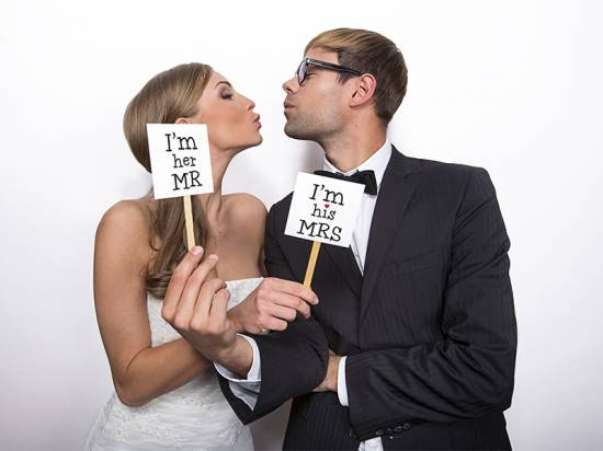 Pinnar med skyltar och text I´m her MR och I´m his MRS