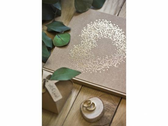 Gästbok med dekorativt hjärta i guld