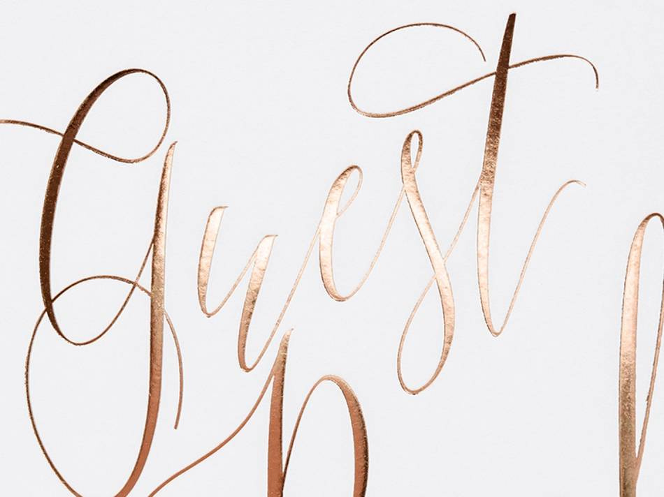 Gästbok, vit med text i roséguld. 22 sidor