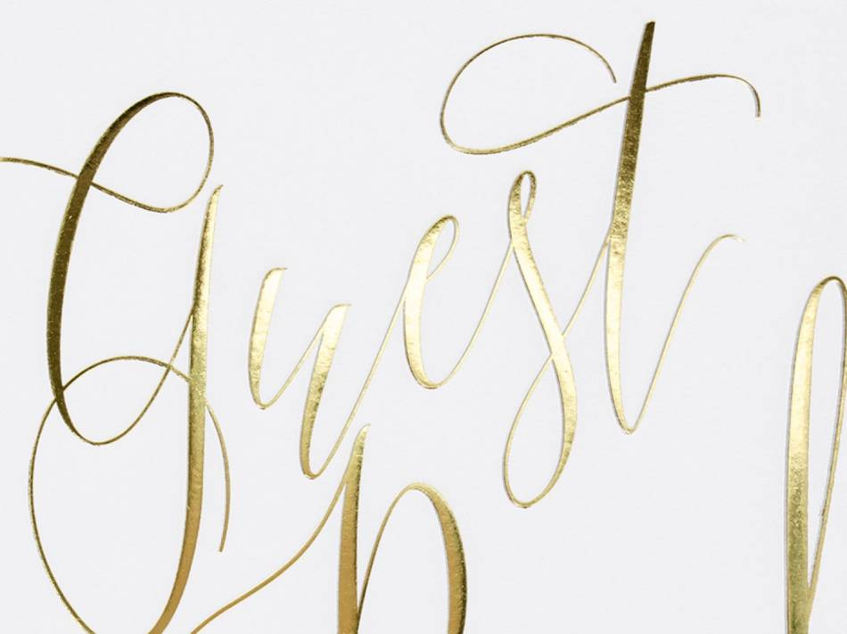 Gästbok, vit med guldfärgad text. 22 sidor