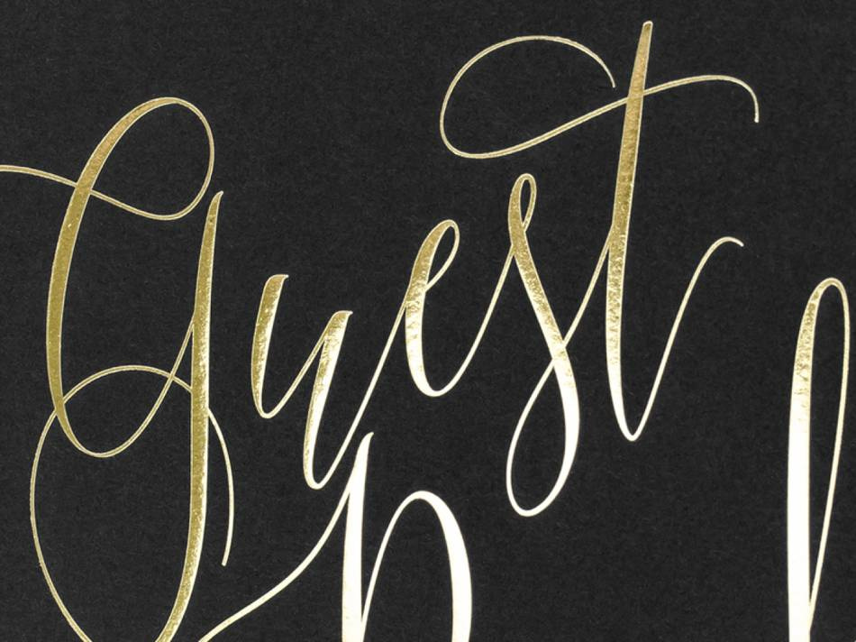 Gästbok, svart med guldfärgad text. 22 sidor