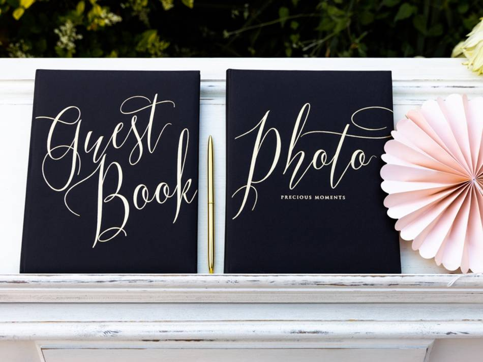 Gästbok, svart med guldfärgad text. 22 sidor
