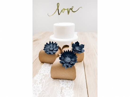 dekorera paket med blommor