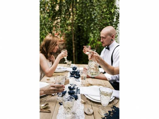 Trivsamt med blommor på bordet