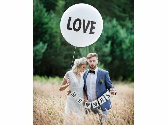 Stor ballong i vitt med texten LOVE