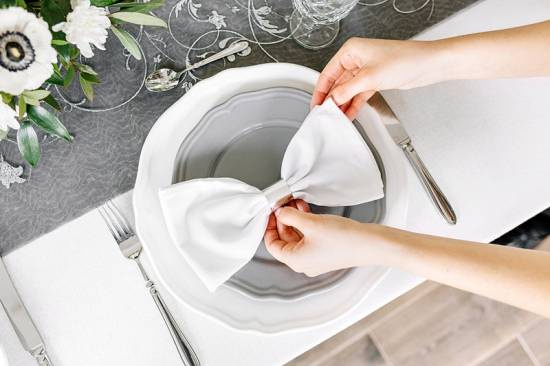 Silverfärgade servettringar i papp