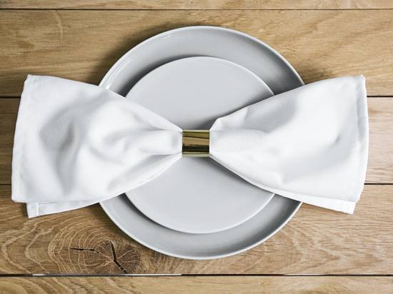 Servettringar i guldfärgad papp