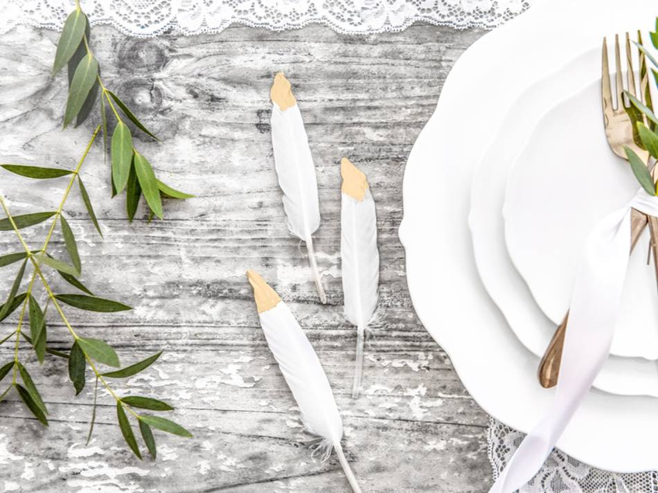 Fjädrar, vita, med guldfärgad topp. 10-16 cm