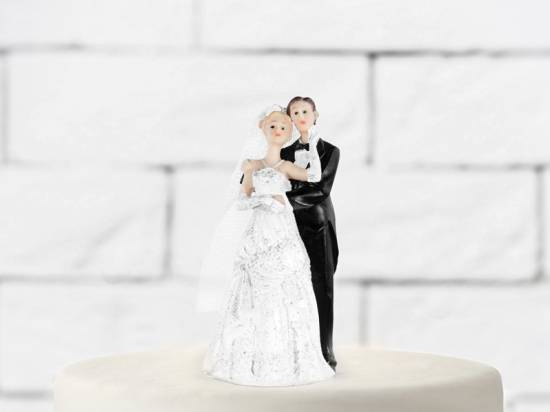 Brudpar som håller om varandra