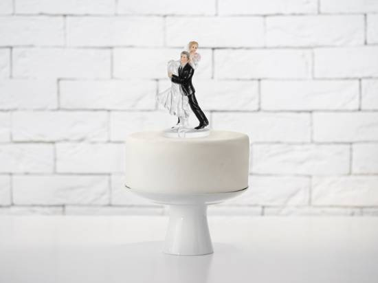 Tårtdekoration, Bruden blir buren över brudgummens axel, ca 15 cm