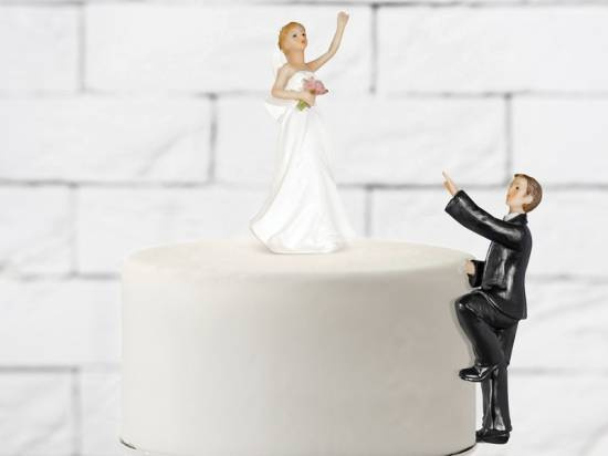 Brudpar, brudgummen klättrar mot bruden