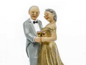 Elegant par som firar guldbröllop