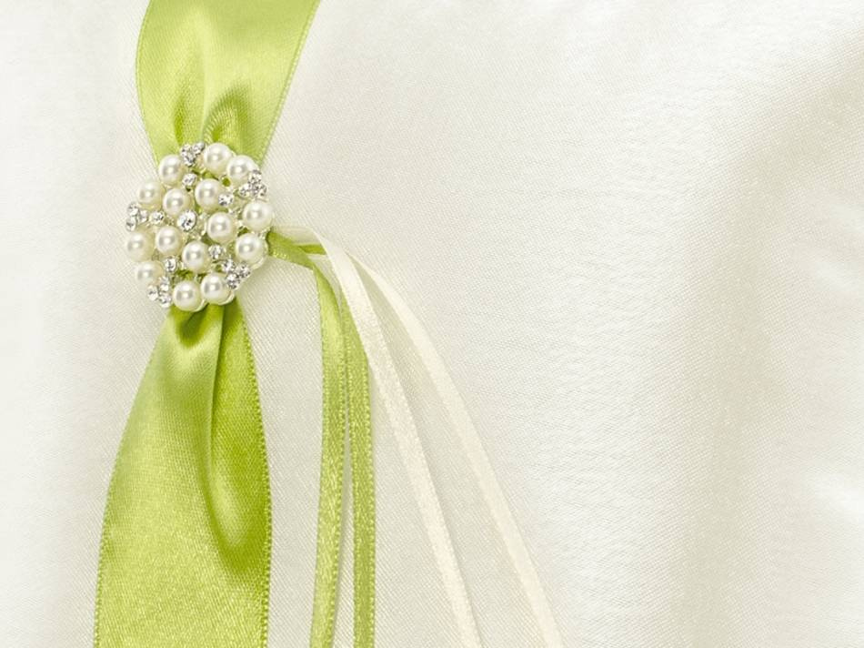 Ringkudde i vit satin, pärlor och äppelgrönt band, ca 20 x 20 cm