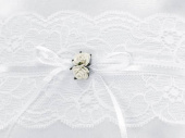 Ringkudde med små vita rosor, spetsband och vitt satinband