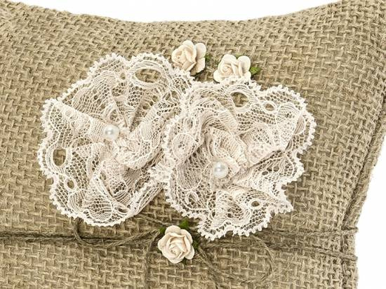 Ringkudde med vita spetsblommor