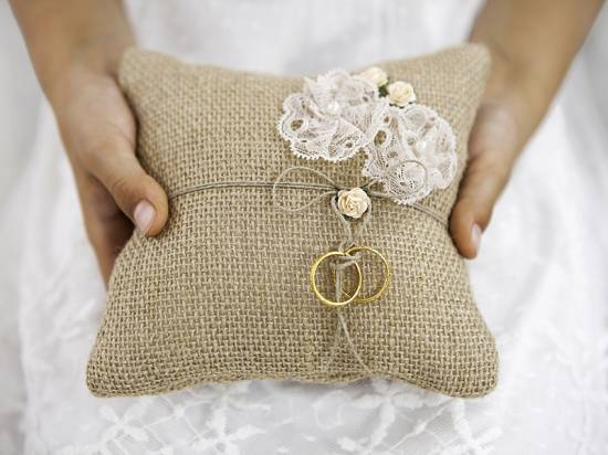 Kudde för vigselringarna i brun juteväv, 16 x 16 cm