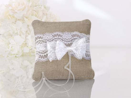 Ringkudde i brun juteväv, med vitt spetsband och vitt satinband