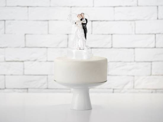 Detaljrik tårtdekoration med brudpar på podium, ca 17 cm