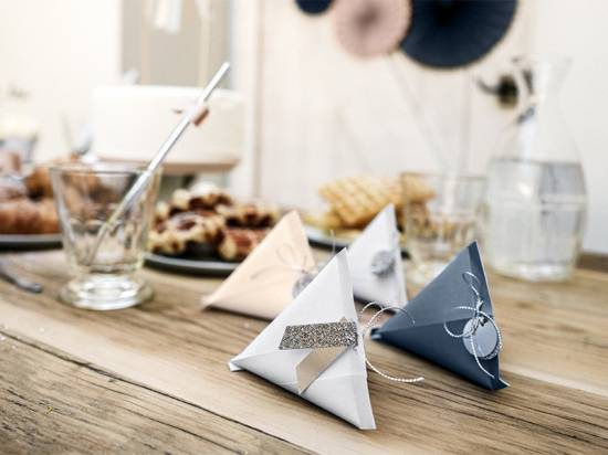 bordsdukning med små askar