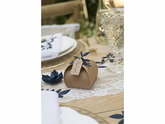 dekorera borden med askar