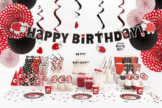 Vita ballonger med hjärtan i rött