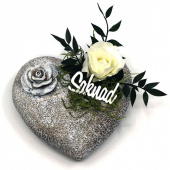 Hjärta med vit ros och saknad Hjärta med vit ros och saknad