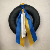 Segerkrans med blågult band och skidor. 55 cm Segerkrans med blågult band och skidor. 55 cm