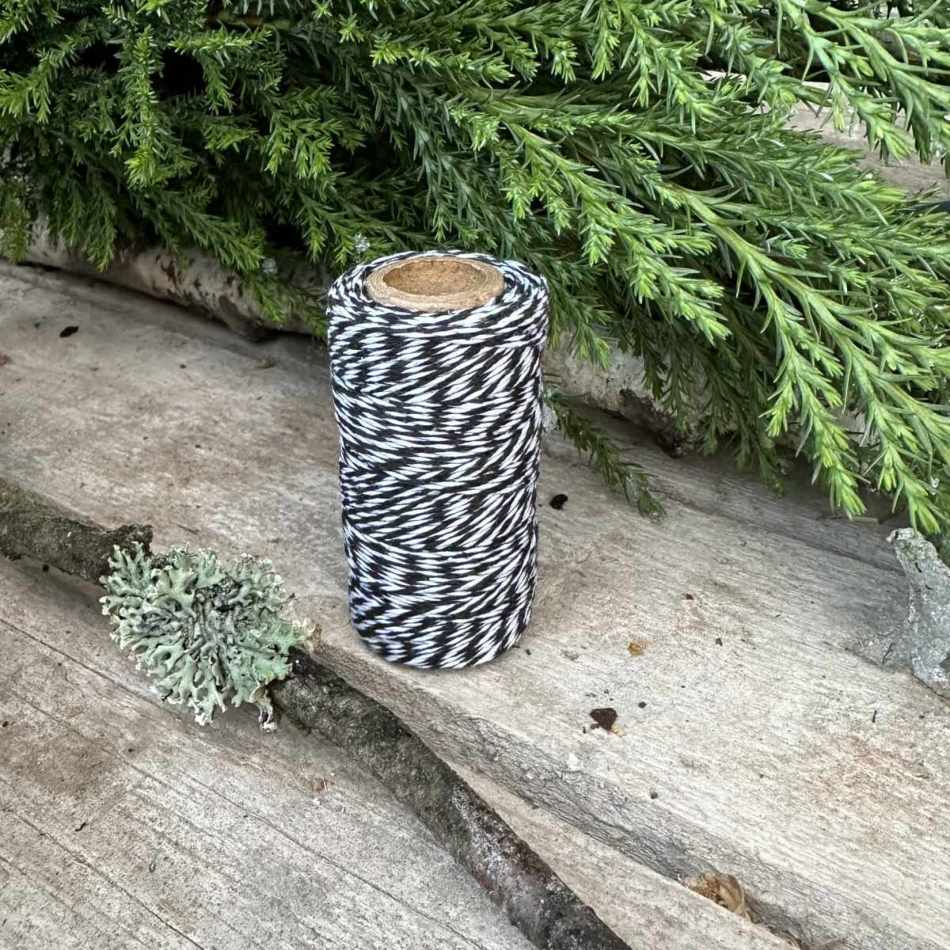 Svart snöre för paketinslagning