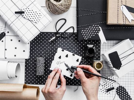 Svart snöre för paketinslagning