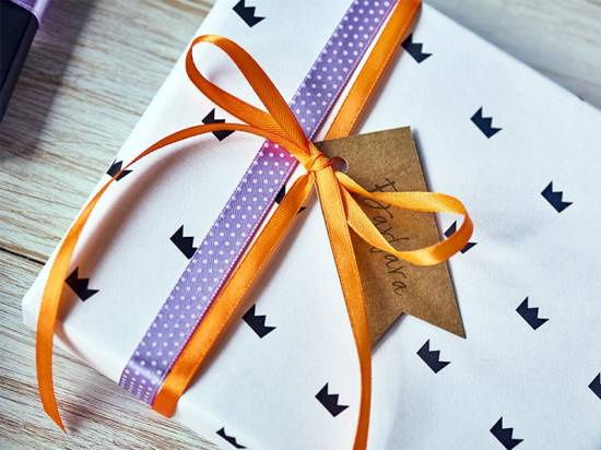 Dekorband, lila med vita prickar