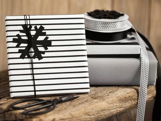 paket med satinband svart och vitt