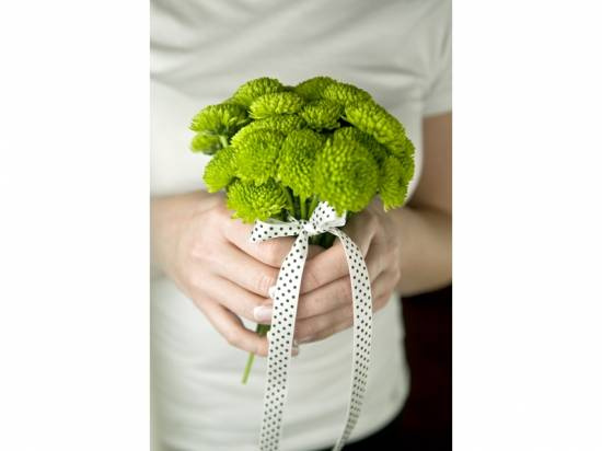 blommor med satinband silver / vit