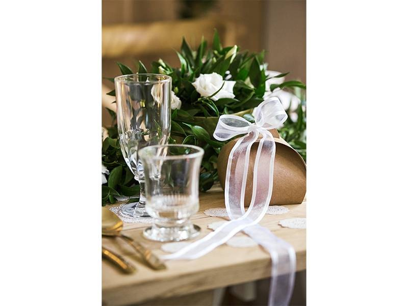 Vitt chiffongband på rulle 25 m