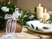 Fint chiffongband till bordsdukning på bröllop, dop mm Vitt chiffongband med fåll i satin