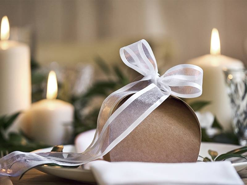 Vitt band i chiffong med satinkant