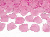 Rosa rosblad från konfettikanon